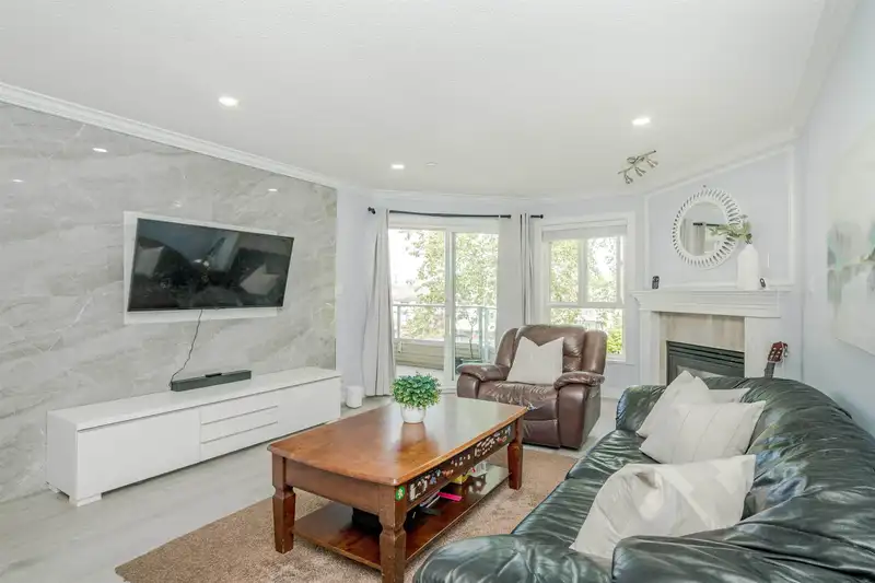 312 16137 83 AVENUE - photo 2 of 37