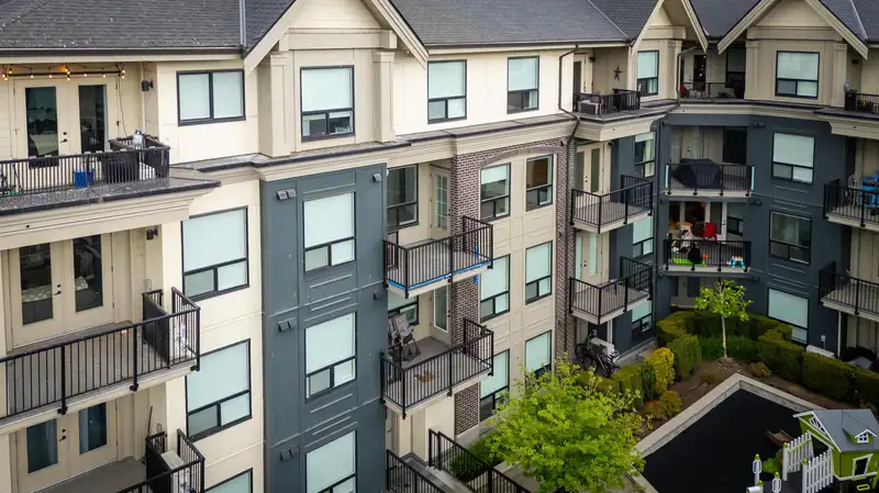 416-417 2493 MONTROSE AVENUE - photo 4 of 25