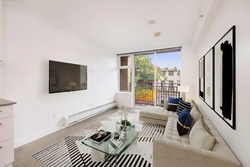 305 231 E PENDER STREET - photo 1 of 27