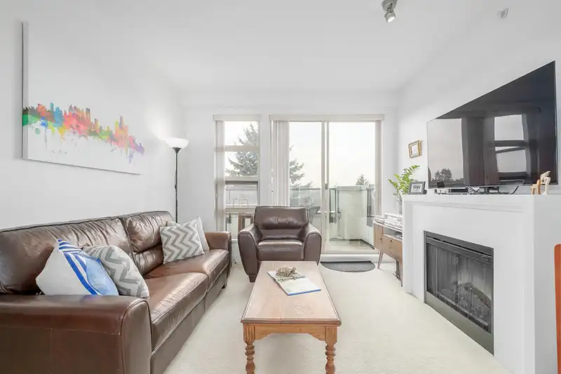 405 4550 FRASER STREET - photo 1 of 27