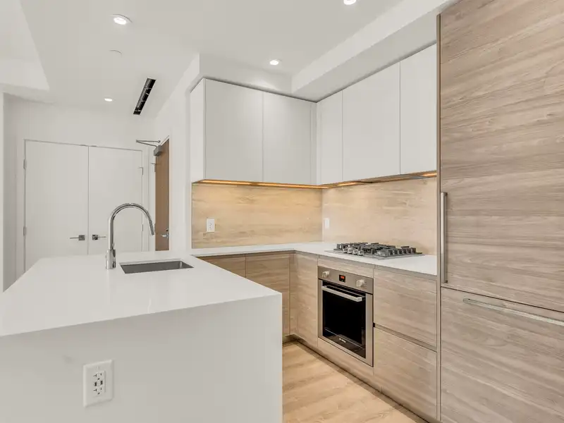601 680 QUAYSIDE DRIVE - photo 2 of 33