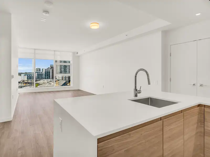 601 680 QUAYSIDE DRIVE - photo 3 of 33