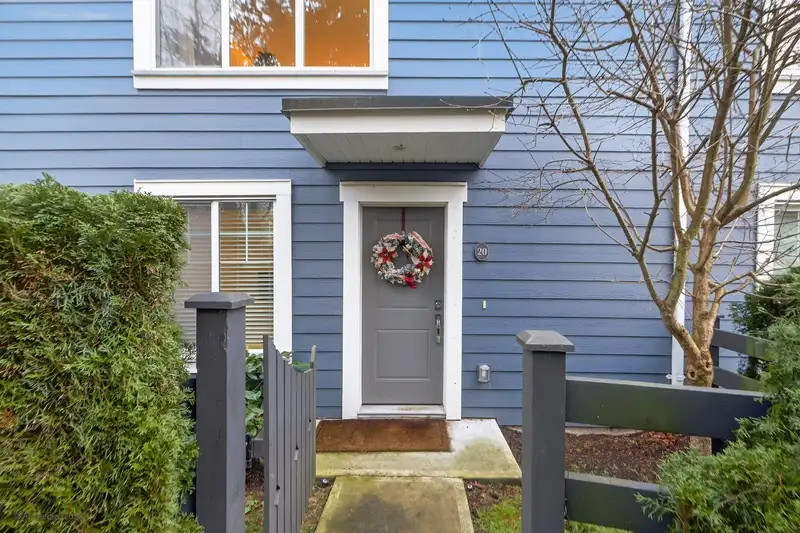 20 16323 15 AVENUE - photo 2 of 22