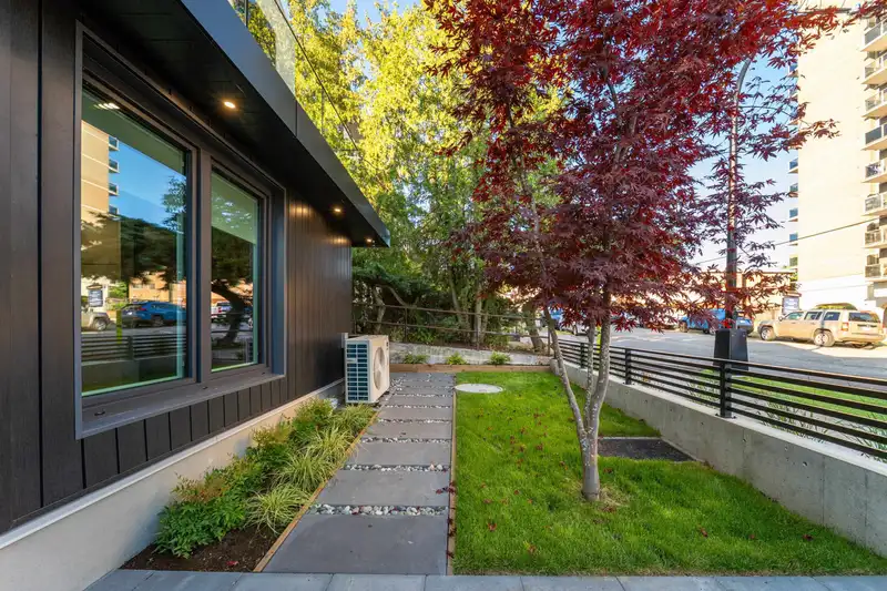 2 817 ST. ANDREWS STREET - photo 2 of 31