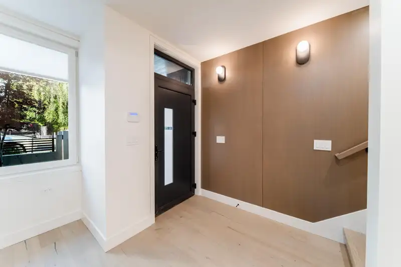 2 817 ST. ANDREWS STREET - photo 4 of 31