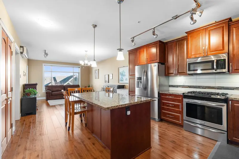 432 8067 207 STREET - photo 4 of 25