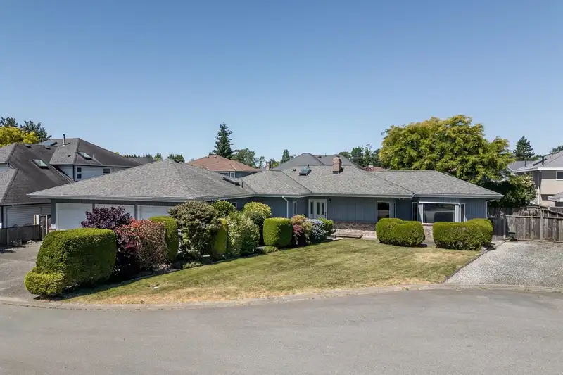 5221 BENTLEY CRESCENT - photo 1 of 26