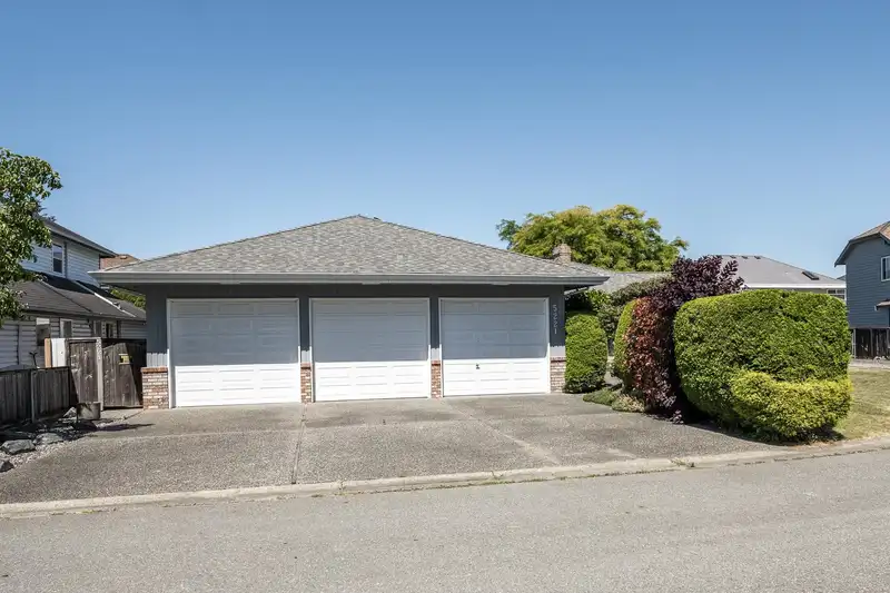 5221 BENTLEY CRESCENT - photo 2 of 26