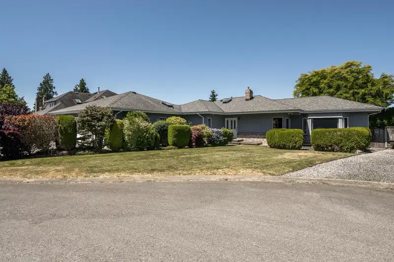 5221 BENTLEY CRESCENT - photo 3 of 26