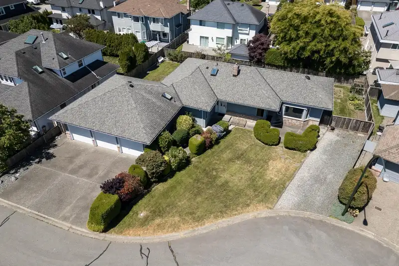 5221 BENTLEY CRESCENT - photo 4 of 26