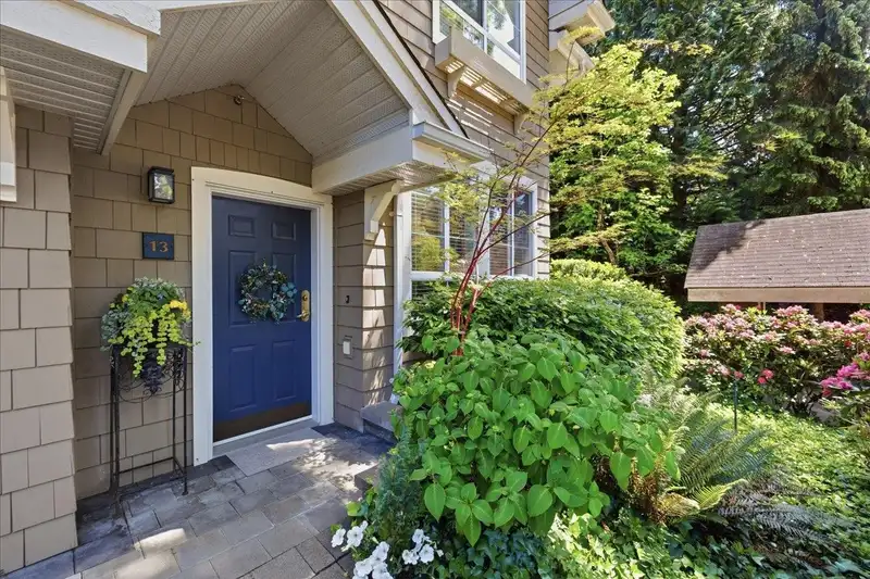 13 5605 HAMPTON PLACE - photo 2 of 36