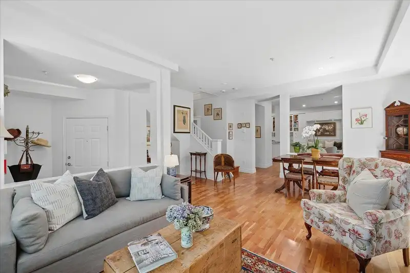 13 5605 HAMPTON PLACE - photo 4 of 36