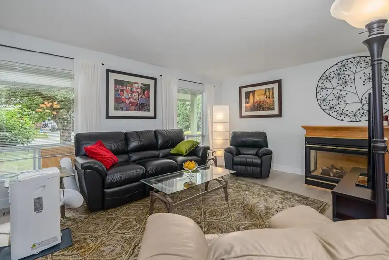 35053 LABURNUM AVENUE - photo 2 of 38