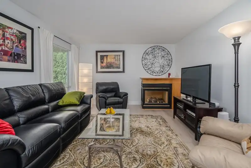 35053 LABURNUM AVENUE - photo 3 of 38