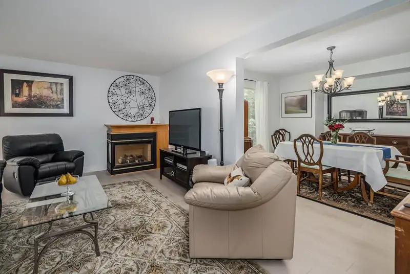 35053 LABURNUM AVENUE - photo 4 of 38