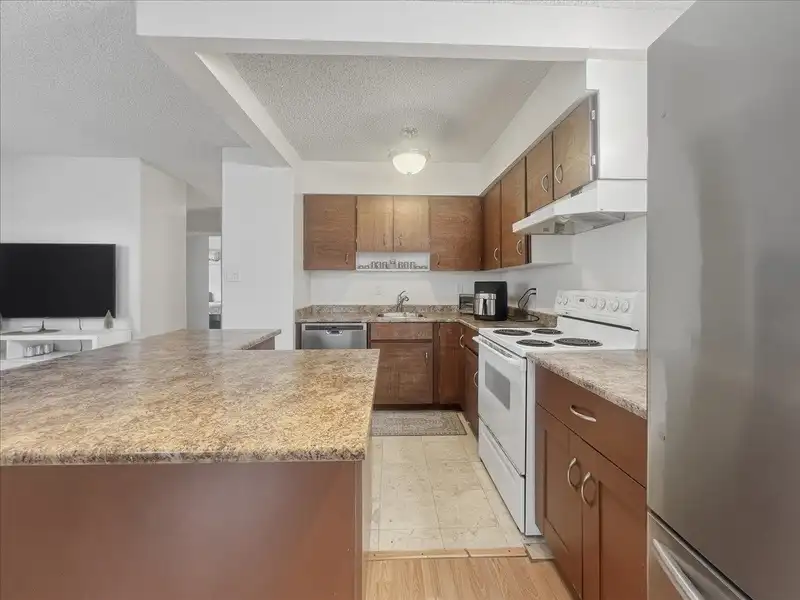 305 47 AGNES STREET - photo 4 of 22
