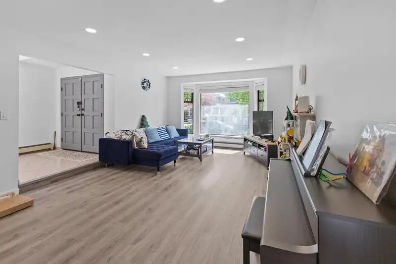 189 W 46TH AVENUE - photo 4 of 30