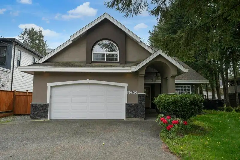 20360 42 AVENUE - photo 2 of 31