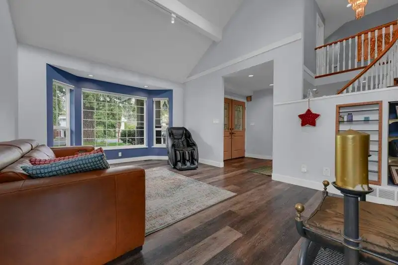 20360 42 AVENUE - photo 4 of 31
