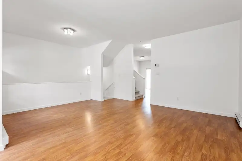 7 9020 DIXON AVENUE - photo 4 of 38