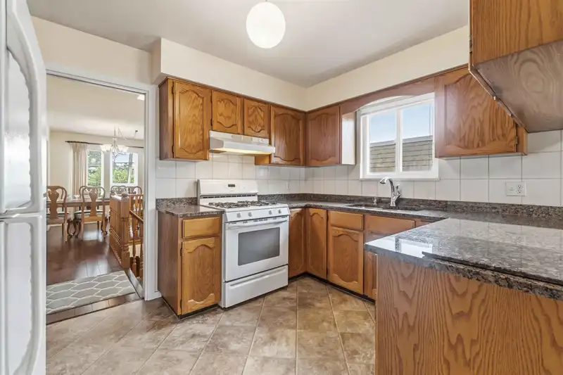 6895 MCKAY AVENUE - photo 4 of 28