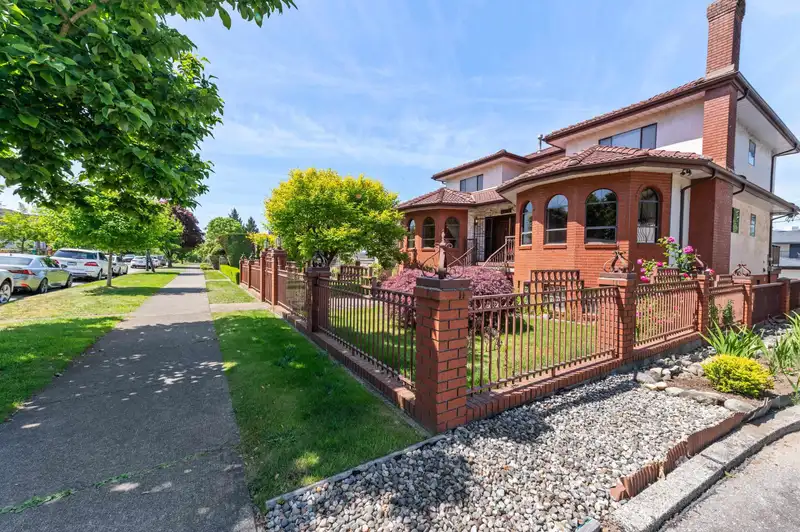 2411 E 39TH AVENUE - photo 1 of 25