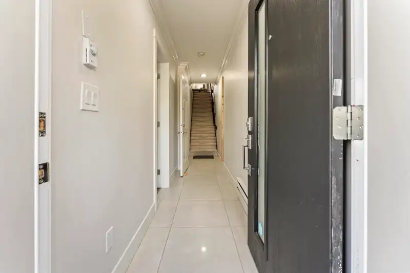 11 13898 64 AVENUE - photo 4 of 32