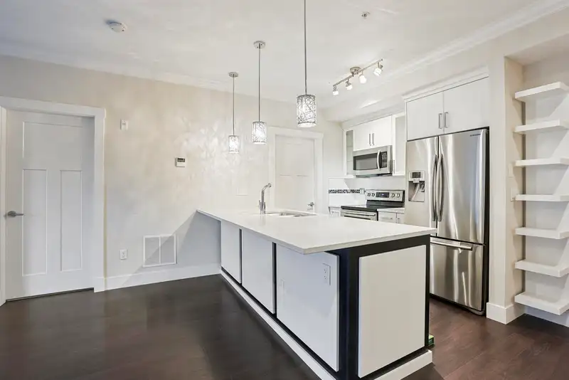 208 14885 60 AVENUE - photo 2 of 18