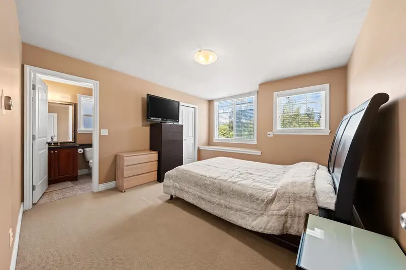 14498 78 AVENUE - photo 2 of 25