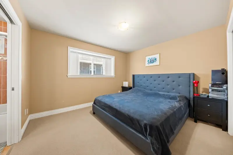 14498 78 AVENUE - photo 3 of 25