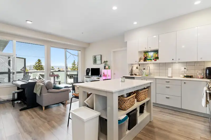 517 10838 WHALLEY BOULEVARD - photo 1 of 36