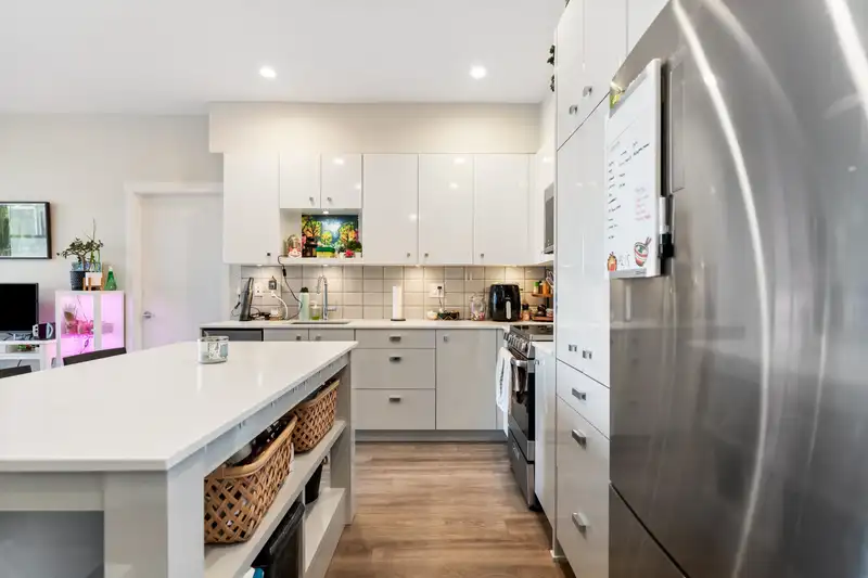 517 10838 WHALLEY BOULEVARD - photo 4 of 36