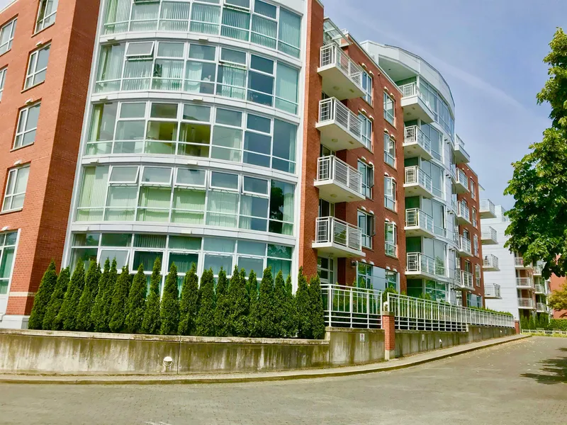 212 688 FAIRCHILD ROAD - photo 3 of 25