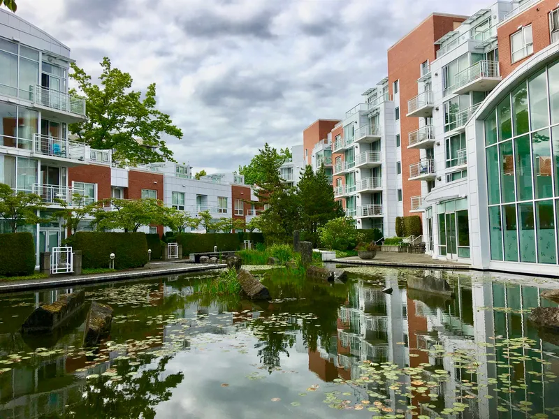 212 688 FAIRCHILD ROAD - photo 4 of 25