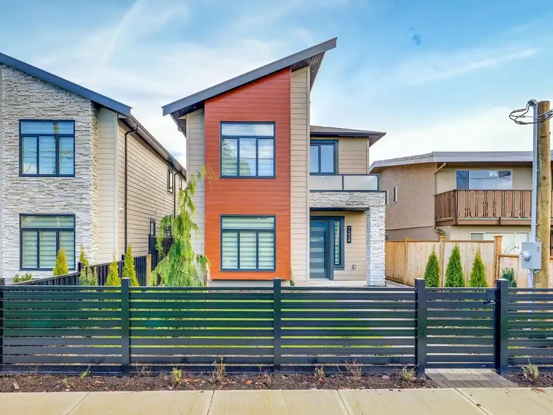 7224 RAILWAY AVENUE - photo 2 of 36