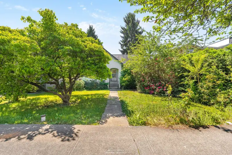 28 W KING EDWARD AVENUE - photo 2 of 17