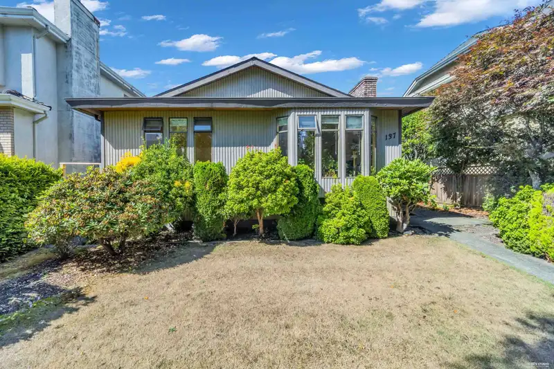 137 W WOODSTOCK AVENUE - photo 1 of 40