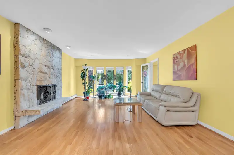 137 W WOODSTOCK AVENUE - photo 3 of 40