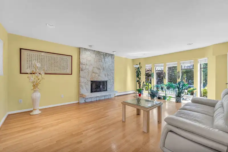 137 W WOODSTOCK AVENUE - photo 4 of 40