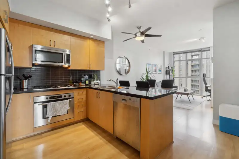 1006 1050 SMITHE STREET - photo 3 of 36