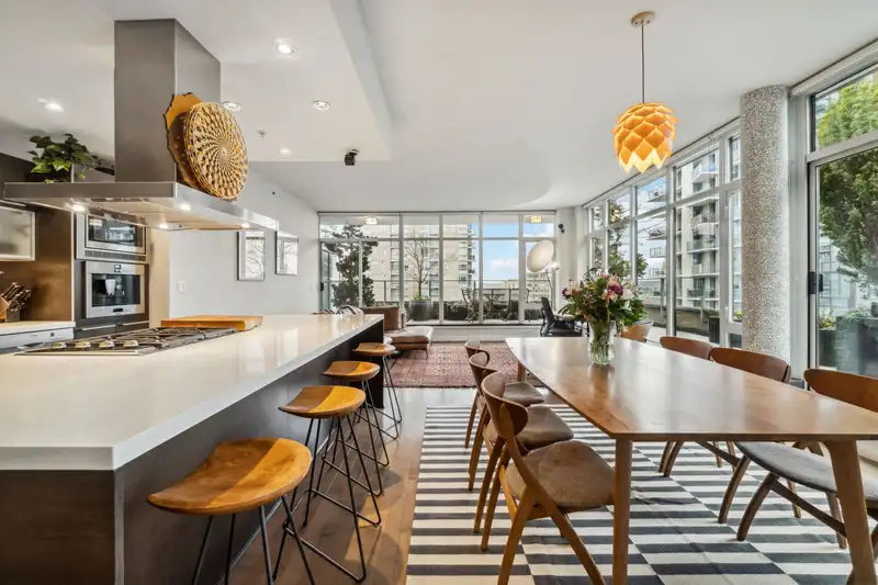 1601 1252 HORNBY STREET - photo 1 of 40