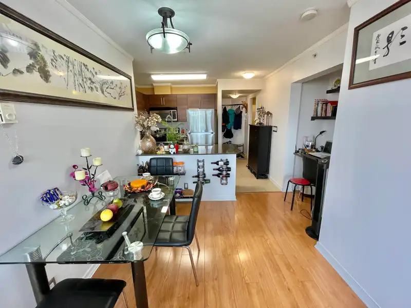 1105 813 AGNES STREET - photo 4 of 15