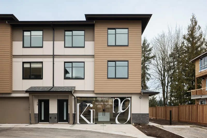 14 1641 KING CRESCENT - photo 3 of 25