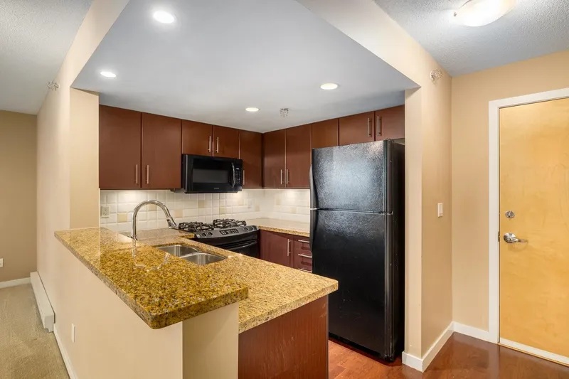 803 120 MILROSS AVENUE - photo 2 of 20