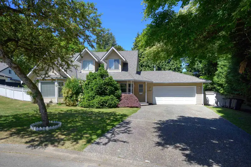 13747 63A AVENUE - photo 2 of 40