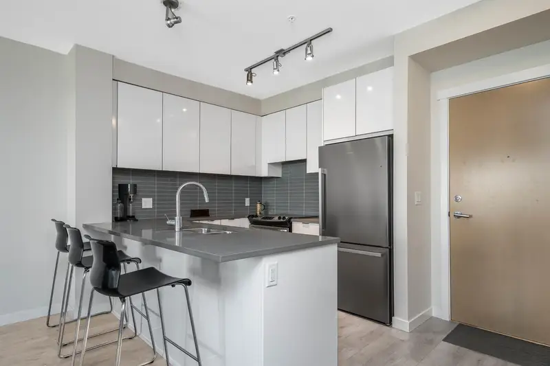 403 9877 UNIVERSITY CRESCENT - photo 4 of 25