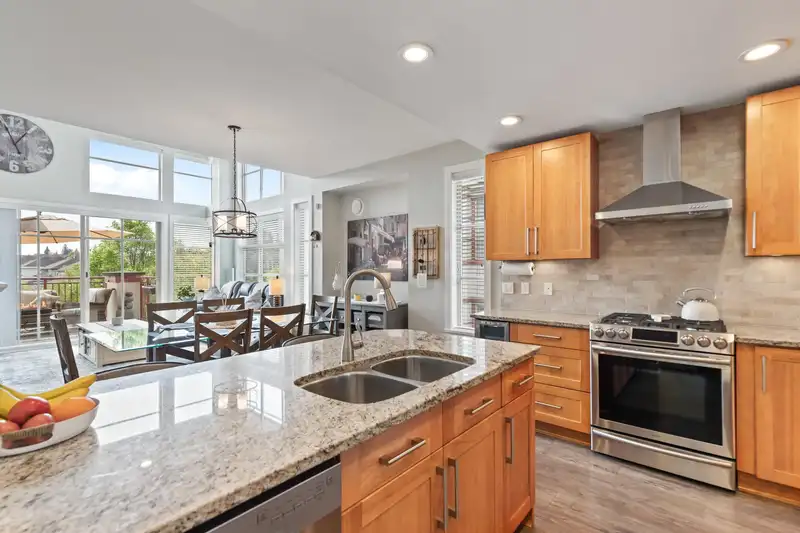 303 16483 64 AVENUE - photo 4 of 39