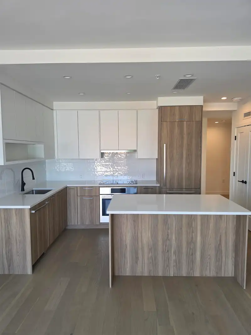 203 8398 OAK STREET - photo 3 of 10