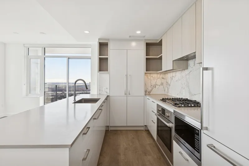 2501 6468 WILLINGDON AVENUE - photo 1 of 21