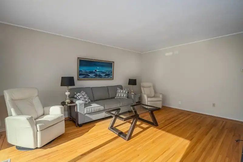 1069 SHAVINGTON STREET - photo 4 of 40